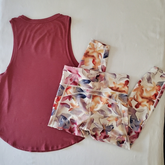 Woman's tank and 7/8 leggings - Picture 2 of 2